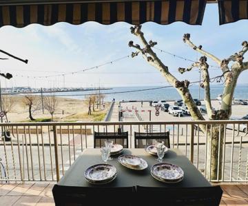 Espectaculares vistas al mar en primera línea, terraza, aire acondicionado, y WIFI en Roses - ES-258