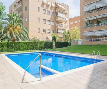 Apartamento en complejo residencial, con piscina.