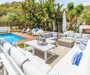 Tranquil large 6 bedroom family Villa sleeps 15 near Sitges
