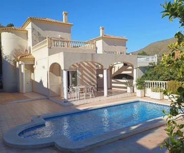 Casa Los Olivos, villa with a pool