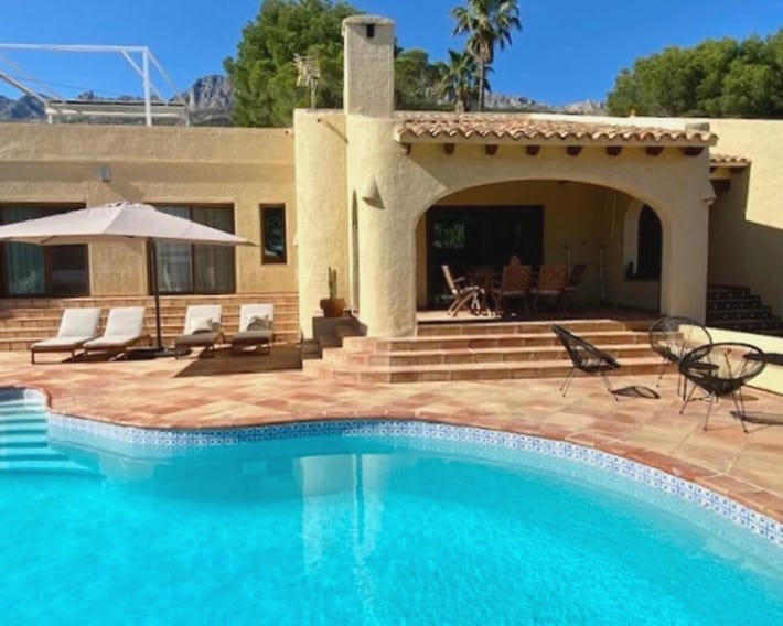Villa de estilo español con jardín y piscina