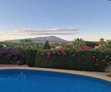 Cosy Villa With Private Pool And Mountain View