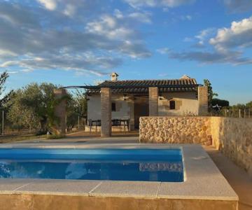 Casita rural entre olivos
