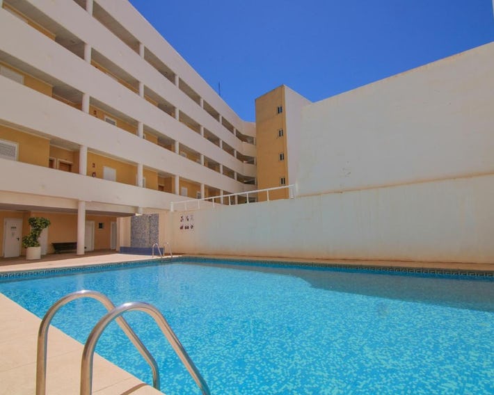 Apartamento con piscina en el centro de Calpe - PUEBLOMAR