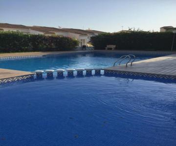bungalow en la playa y piscina