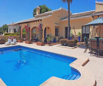 TOP RATED Luxury 4 Bed Villa - Beach Moments Away, Private Pool, Open Views
