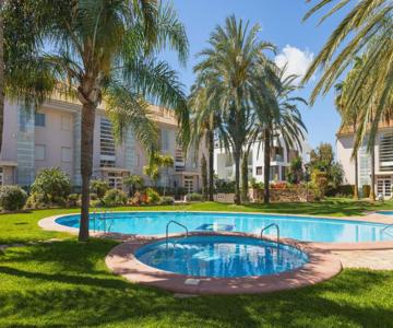 Golden Gardens, ground floor apartment with large terrace, smart TV, fibre internet, parking