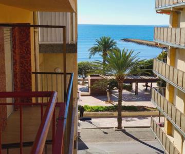 Sunny apartment near the beach