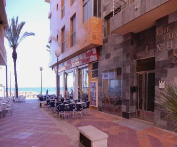Edificio 1o línea de playa, en paseo marítimo de Torrevieja, Alicante, Costa Blanca