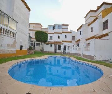 Agradable adosado con piscina