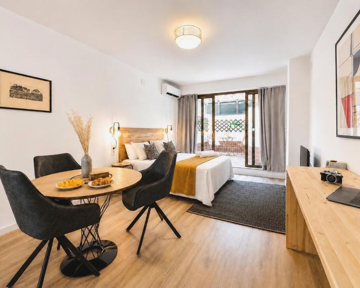 CASA FLORIT - The Apolo Suite & Cozy Terrace