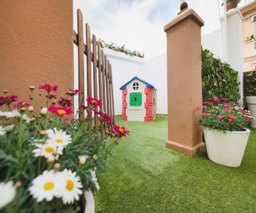 Family Century House with terrace and parking