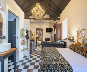 La Suite Años 20. Bañera, chimenea y terraza.