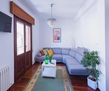 Luminoso apartamento reformado en villa termal