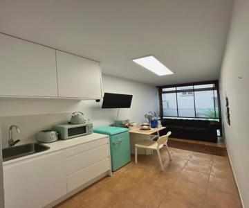 Estudio bajo la escalera