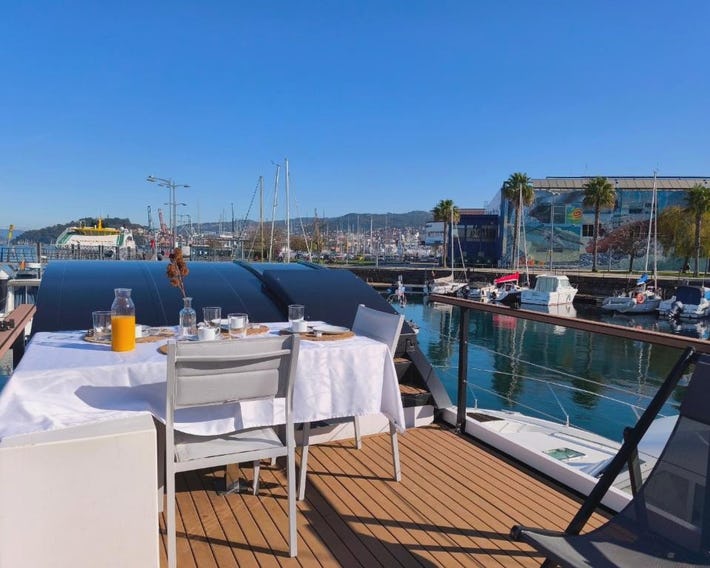 Barco Different Charter - Experiencia Única en el Puerto Deportivo de Vigo