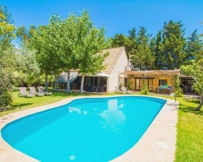 Chalet with pool, Wifi and Smart TV