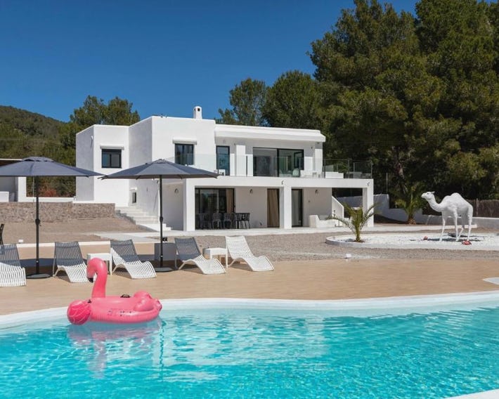 Luxe Minimalistic Large Villa Near Airport & Bossa Beach