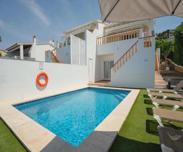 Villa Ocean Breeze - Steps away from the Beach