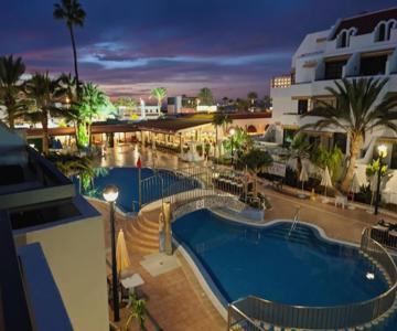 Colon II apartment with aircon, pool bar, beachside - Playa De Las Américas