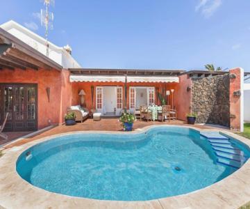 Evergreen Saltwater Pool Villa by Bayside