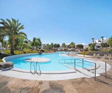 Isla and Ocean with pool and wifi
