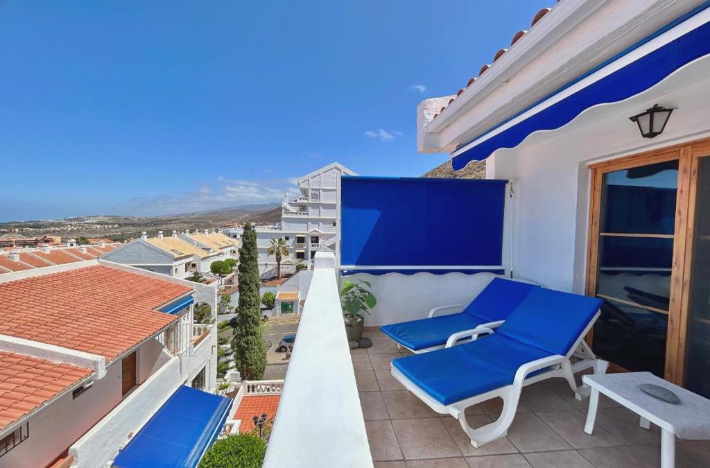 2 Bdr Penthouse Apt, Sea Views, Heated Pool K211