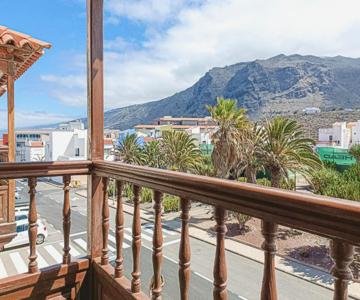 Beautiful 1 Bedroom Apartment with Mountain View