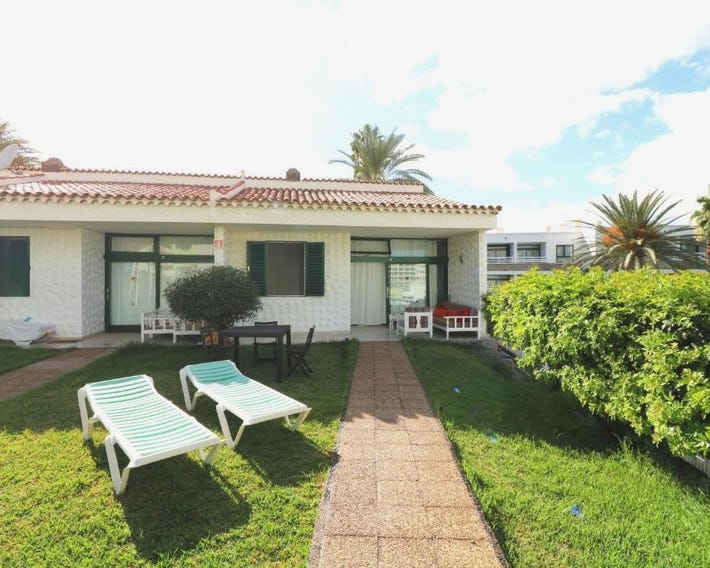 Amplio Bungalow con Piscina climatizada cerca del Yumbo y a pasos de Playa del Inglés