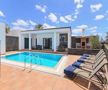 Villa Sleeps 6 with Pool Private & sauna