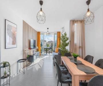 Central location - Walk to the beach, shops & dining