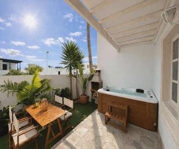 Le Family Palms Patio Jacuzzi by Bayside