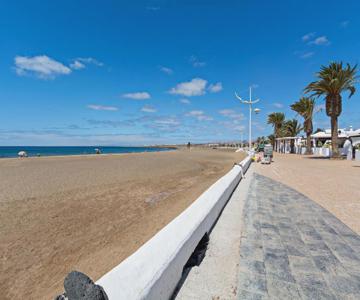 2BR Terrace Home - 10 min walk to the Beach
