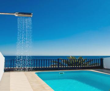 FRONTLINE VILLA 26, Modern Coastal Design with Amazing Views