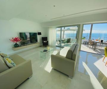 Villa Lucia with private heated pool, first beachline