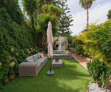 House with cozy garden BBQ and free parking