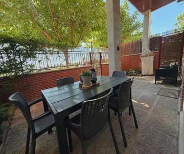 Melgar's Place, Bajo con terraza