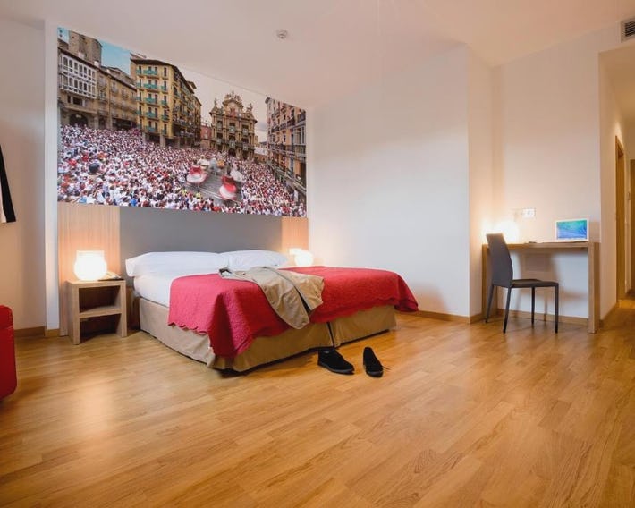 IRAIPE Pamplona Hostal Auto Check-in