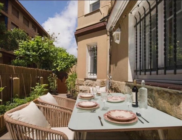 Large terrace 3 minutes from the beach