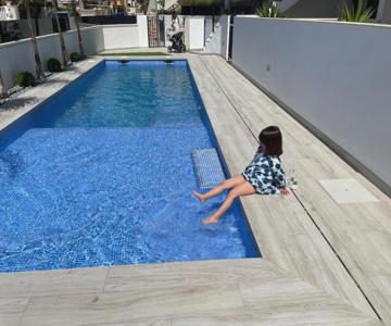 Frontsea Beach bungalow with swiming pool and long terrace