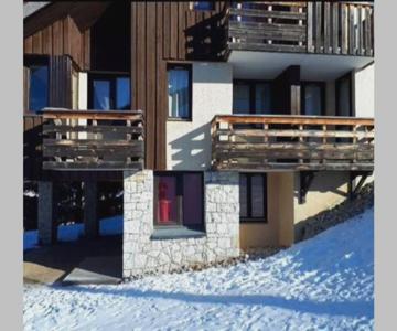 Appartement confortable face à la montagne