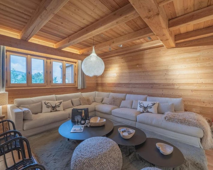 Chalet skis aux pieds avec jacuzzi et sauna