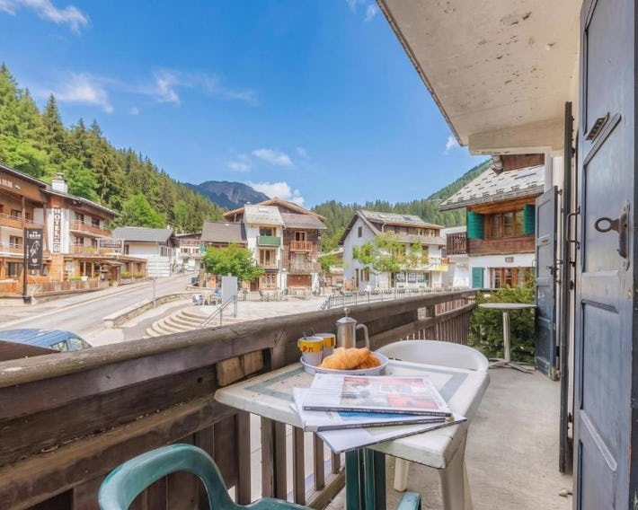 Le Bellevue 05 Walk to Ski Lifts Argentière Retreat | Balcony & Pool - Happy Rentals