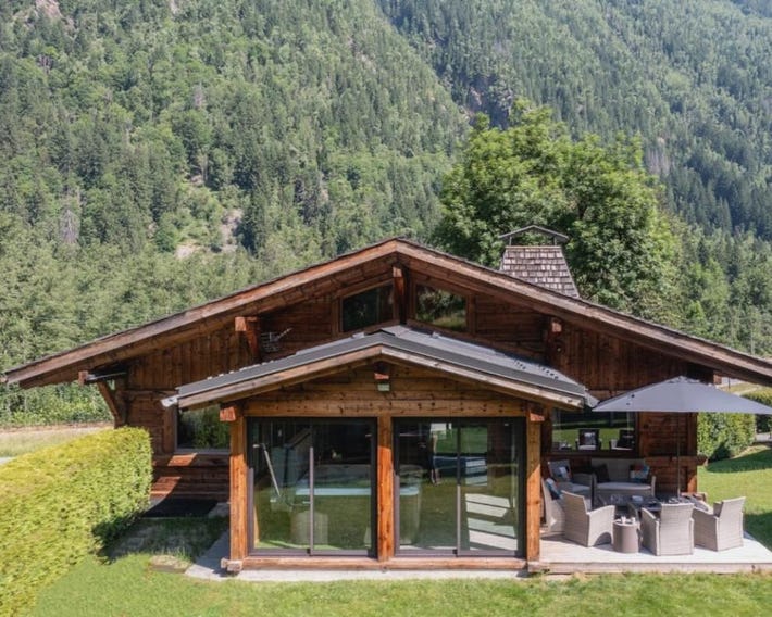 Chalet Altura- 5 Bedrooms - Jacuzzi and Sauna - By Cozee Rentals