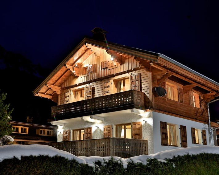 Chalet Cristalliers - 5 Bedroom luxury chalet in central Chamonix with log fire and hot tub