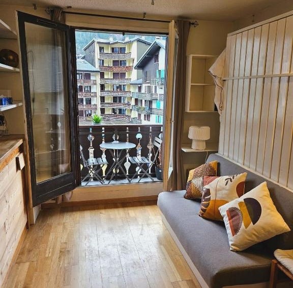 Cozy Chamonix Ski Studio with Mountain Views