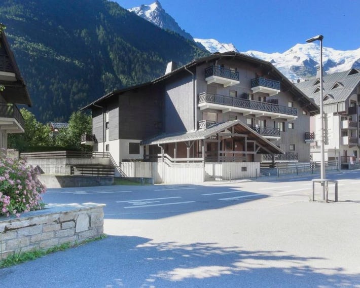 Chemin du Sapi - Private Garden - Center of Cham - MontBlanc Views