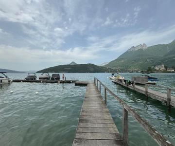 Studio Le Beach du Lac d'Annecy avec les pieds dans l eau, plage et ponton privé