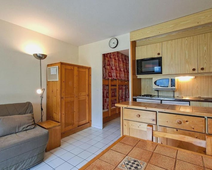 Studio rénové avec balcon proche des pistes, casier à ski - FR-1-425-156