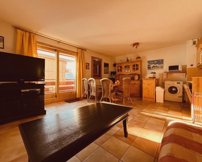 Appartement lumineux avec balcon, 2 chambres, proche des pistes - FR-1-757-112